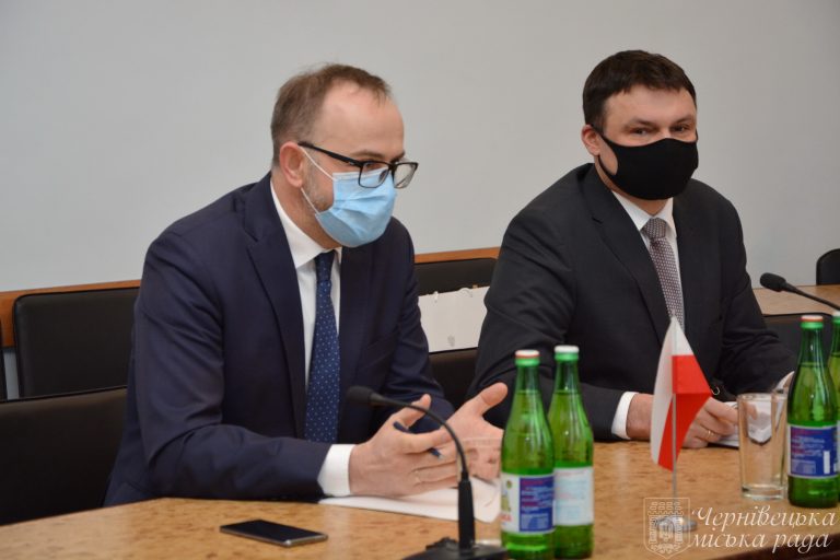 Пам’ятна дошка на будівлі колишнього консульства та реставрація надгробків на старому кладовищі:  польські пріоритети у Чернівцях 