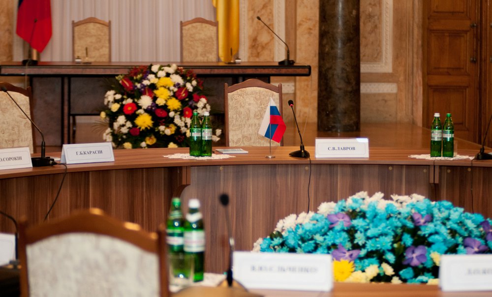 Чернівчани зустріли кортеж міністра Лаврова прапорами Євросоюзу (відео)