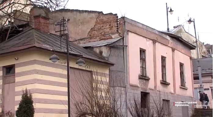 У Чернівцях через один будинок може завалитись ціла вулиця (ВІДЕО)