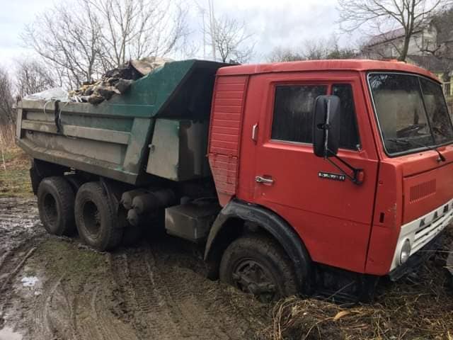 Вантажівка загрузла у прибережній смузі, а водій втік у невідомому напрямку: в Чернівцях шукають порушника, який привіз сміття на схил річки Прут 