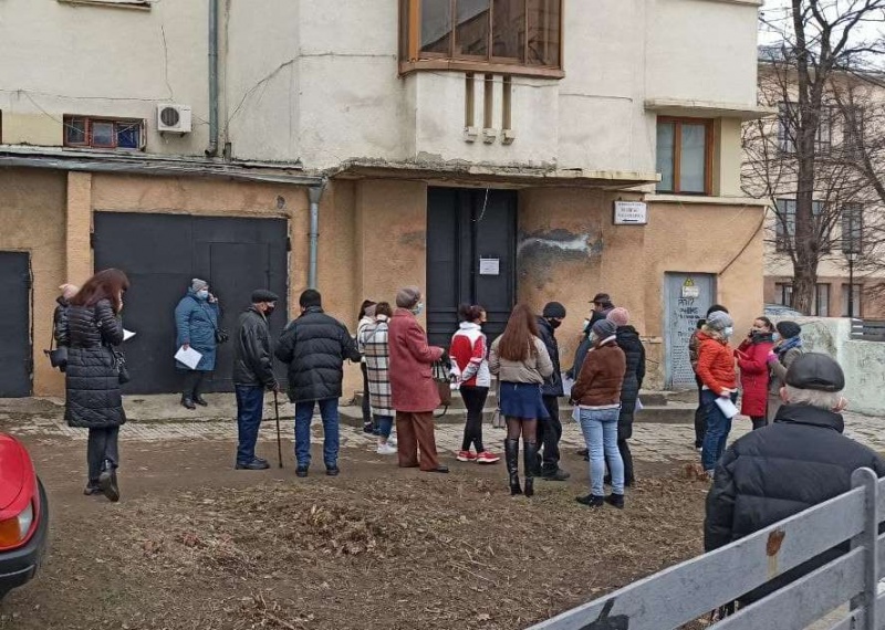 У чернівецьких поліклініках велетенські черги на ПЛР-тести: хтось зацікавлений, щоб дати заробити приватним лабораторіям?