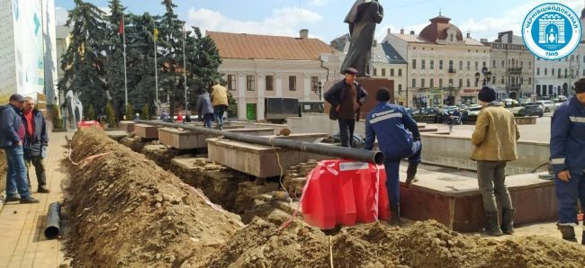 Фонтан на Центральній площі готують до туристичного сезону 