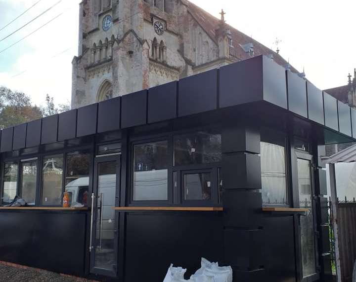 З шопою біля костелу 'Серце Ісуса' пропонують зробити те, що не вдалося із самовільно добудованим третім поверхом 'Роксолани'