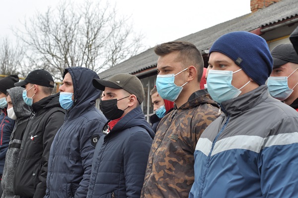 З Буковини урочисто відправили 32-х юнаків, які служитимуть у військових частинах Збройних Сил України