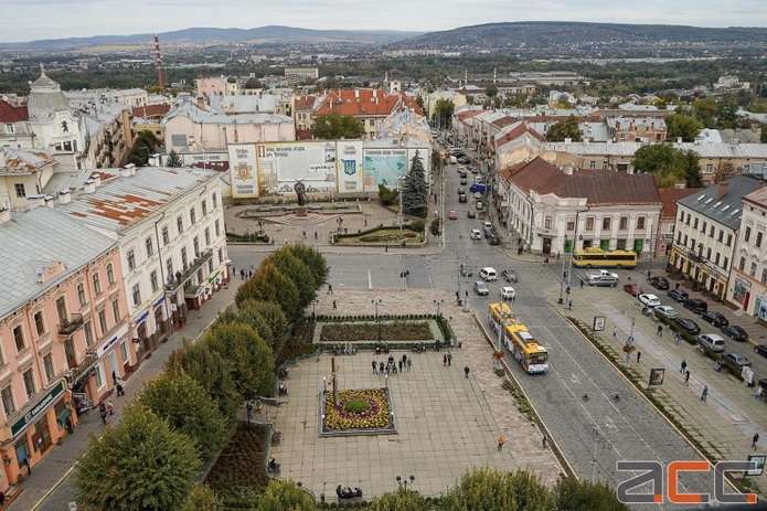 Замість дерев'яного хреста сухий фонтан: Центральну площу у Чернівцях планують реконструювати