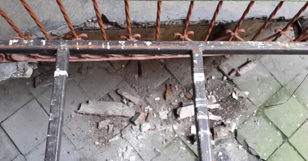 'Перспектива Чернівців': у Львові обвалився балкон, коли на ньому стояли батько з дитиною (фото)  