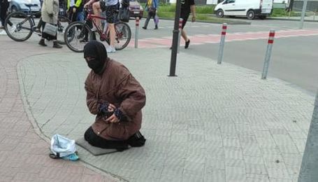 Просила милостиню та витягнула дорогий телефон: у Чернівцях на вулиці помітили жебрачку з iPhone (фото)