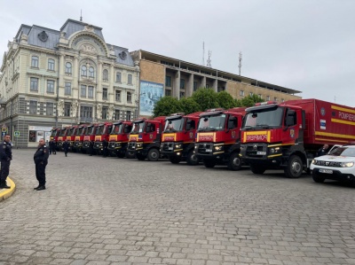 Обладнання, засоби захисту і дезінфектори від COVID-19 на мільйон євро: Румунія передала гуманітарний вантаж для медиків Буковини 