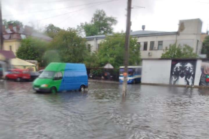 «У зливові люки пісок із зими скидали…»: Чернівці, як великий 'Титанік', знову поплили, автівки плавають у воді (фото, відео)  