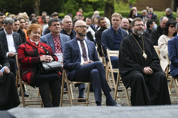 Колишній прем'єр-міністр України Арсеній Яценюк у Чернівцях різко розкритикував українську владу - фото