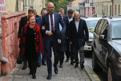 Яценюк заявив, що має право вимагати у Осачука і Клічука робити їхню роботу на благо Чернівців і Буковини 