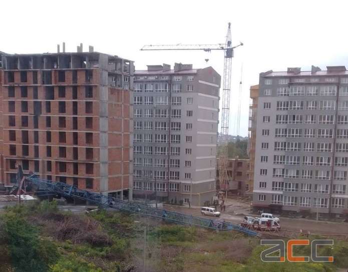 У Чернівцях впав будівельний кран, є постраждалі, - очевидці 