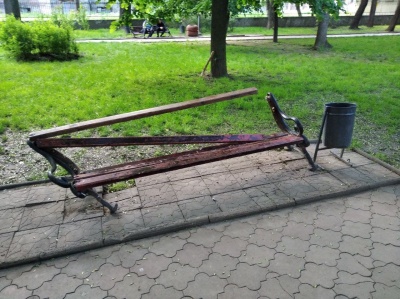 У скверику біля Резиденції спиляли та викорчували кілька дерев, а навпроти СБУ понищили лавки 