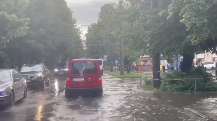 Вулиці попливли: зливові мережі в Чернівцях традиційно не впоралися з раптовою зливою (фото+відео)