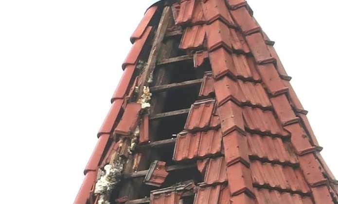 У Чернівцях блискавка влучила у дерево та в дах дитячої лікарні