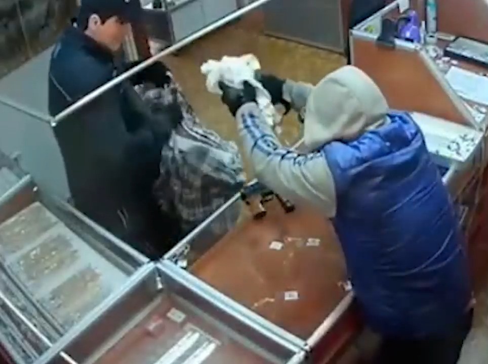 Погрожували зброєю та забрали з вітрини ювелірні вироби на два мільйона: розбійний напад на ювелірний магазин в Сокирянах 