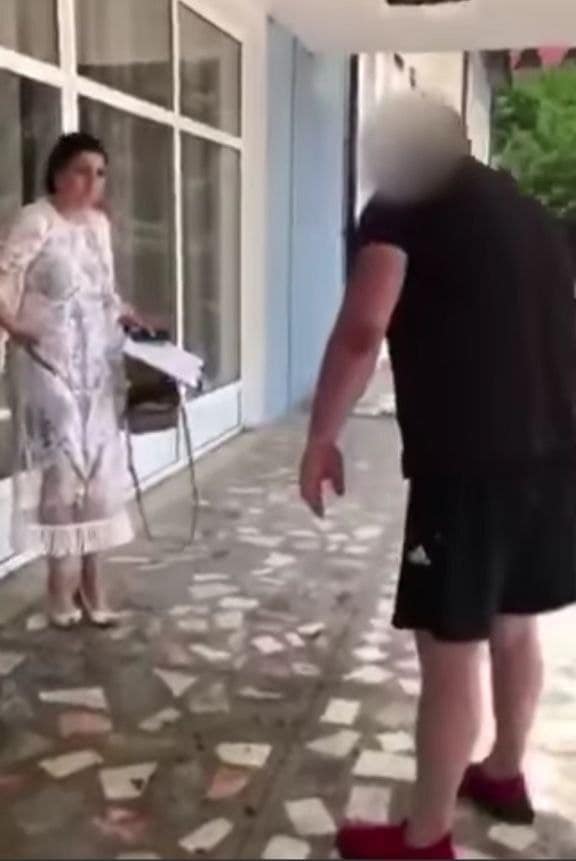 Чоловік, який облив нечистотами завучку медколеджу, раніше вилив склянку гарячої кави на голову Тетяні Шепелько  