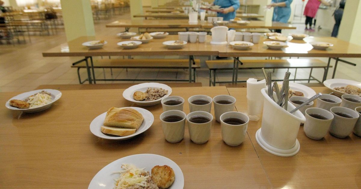 Сухофрукти для компоту в морозилці з кров’ю, побиті яйця у лотках, молоко у шафі: сметану, яку знайшли в чернівецьких садках, робить підприємство, що вже попадалося на фальсифікаті масла 