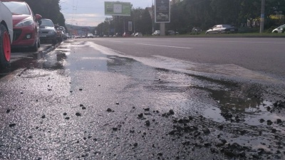 У Чернівцях комунальники вже розкопали новий асфальт на проспекті: мешканці викликали поліцію