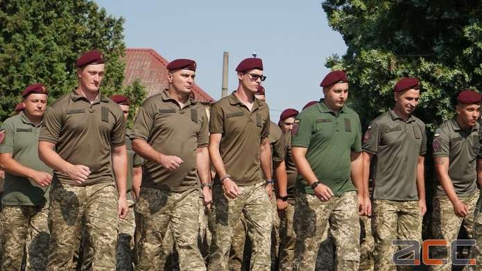 У Чернівцях сьогодні урочисто зустріли захисників, які повним складом повернулися із російсько-української війни