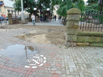 Пішла слідом за бюстом Воробкевича:  частину історичної огорожі скверу біля ЧНУ не знесли, але вхід до нього все одно треба було розширити, - версія мерії