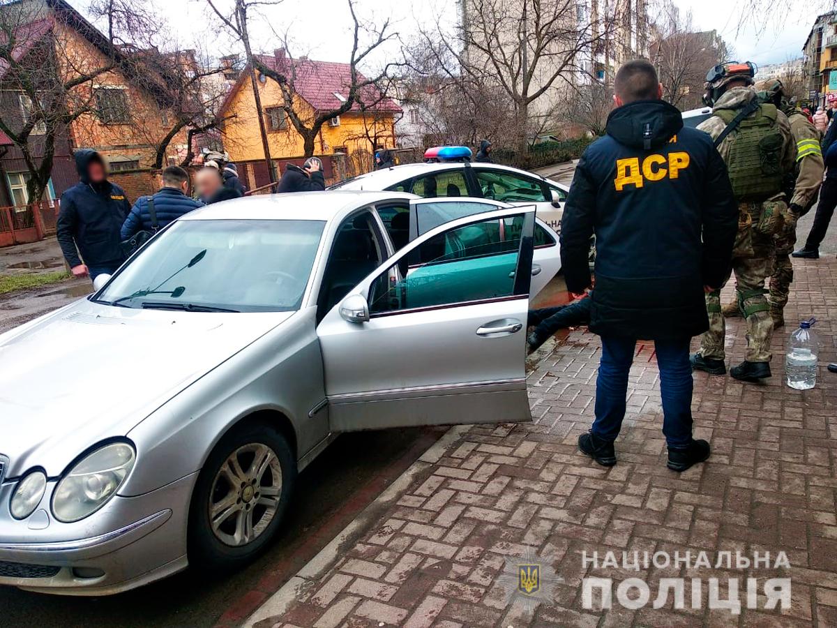 На Буковині троє шахраїв видурювали у чернівчан вразливих категорій їхні квартири 