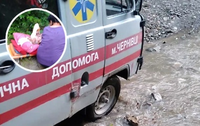 На Путильщині бригада 'швидкої' через бездоріжжя майже кілометр несла хвору жінку на ношах 