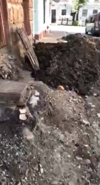 Мешканці вулиці Льва Толстого потерпають від бездіяльності підрядника, який не облаштував безпечні переходи через викопані траншеї  