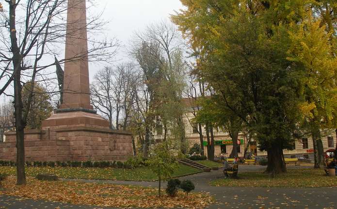 Сквер Дня Вишиванки vs Франца Йозефа на Соборній площі: у Чернівцях проведуть громадське обговорення 