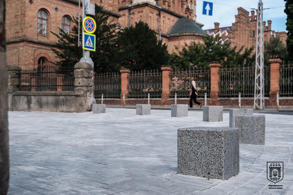 У Чернівцях територію навколо пам'ятки ЮНЕСКО перетворили на громадський нужник
