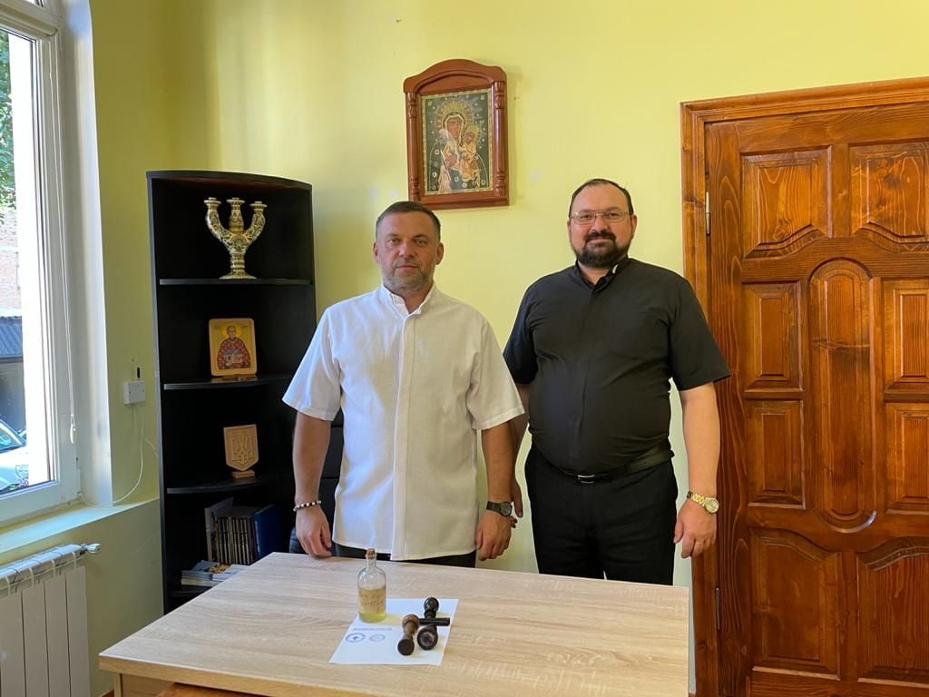 Церкві Успення Пресвятої Богородиці у Чернівцях повернули посуд з миром 1943 року, парафіяльні печатки австрійського та румунського періодів 