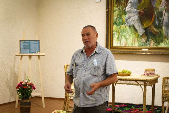 'Іван Снігур. Не втрачене. З Україною в серці': у Чернівецькому краєзнавчому музеї відкрилася виставка творів Почесного громадянина Чернівців