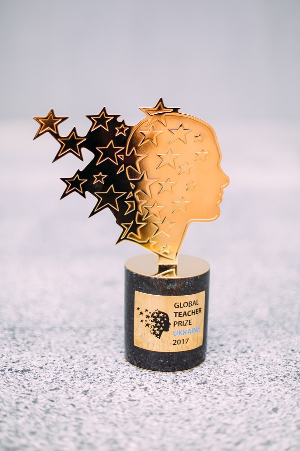 Вчитель з Чернівців, який послуговується ТікТоком на уроках, та вчителька, яка викладала учням з Іраку, позмагаються за 250 тисяч гривень