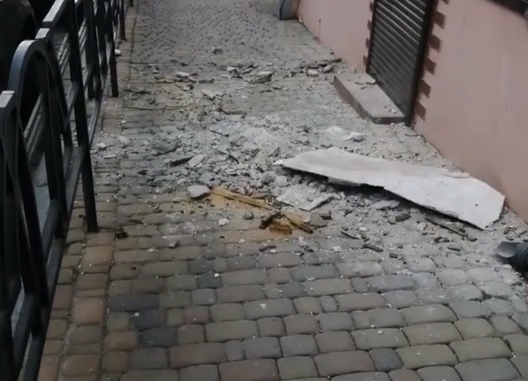 Впало хлопцю майже на голову: у центрі Чернівців біля міської ратуші обвалилася частина фасаду