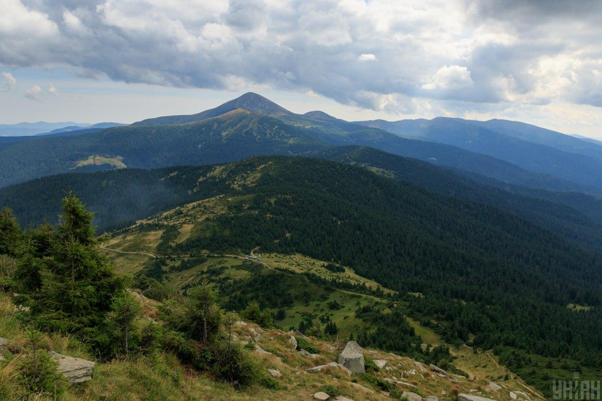 Вода за 100 гривень: стихійний ринок на вершині Говерли спантеличив туристів (фото)  