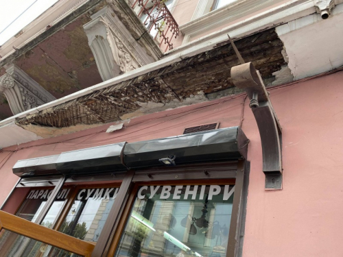 Впало хлопцю майже  на голову: у центрі Чернівців біля міської ратуші обвалилася частина фасаду