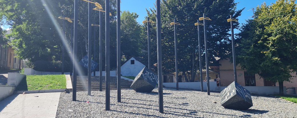 У сквері пам'яті жертв голодомору в Чернівцях невідомі пошкодили освітлення