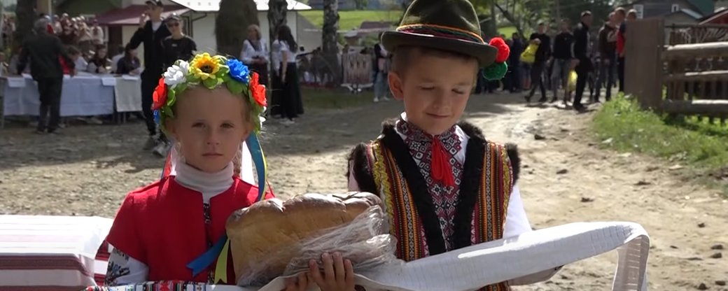 Подолати 16 кілометрів бездоріжжя, щоб пофестивалити: як проходив гуцульський фест у високогірному буковинському селі Самакова (відео)