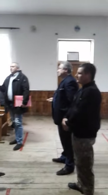 Викликали поліцію: директор однієї із «найуспішніших» шкіл в Чернівецькій області обізвав батьків учнів 'затичками'!