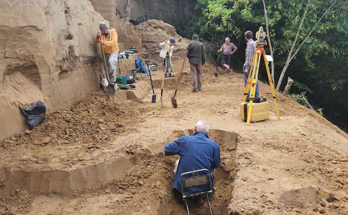 Міжнародна експедиція дослідила рештки стоянки мисливців на північних оленів і мамонтів, які жили на Буковині 25 тисяч років тому 