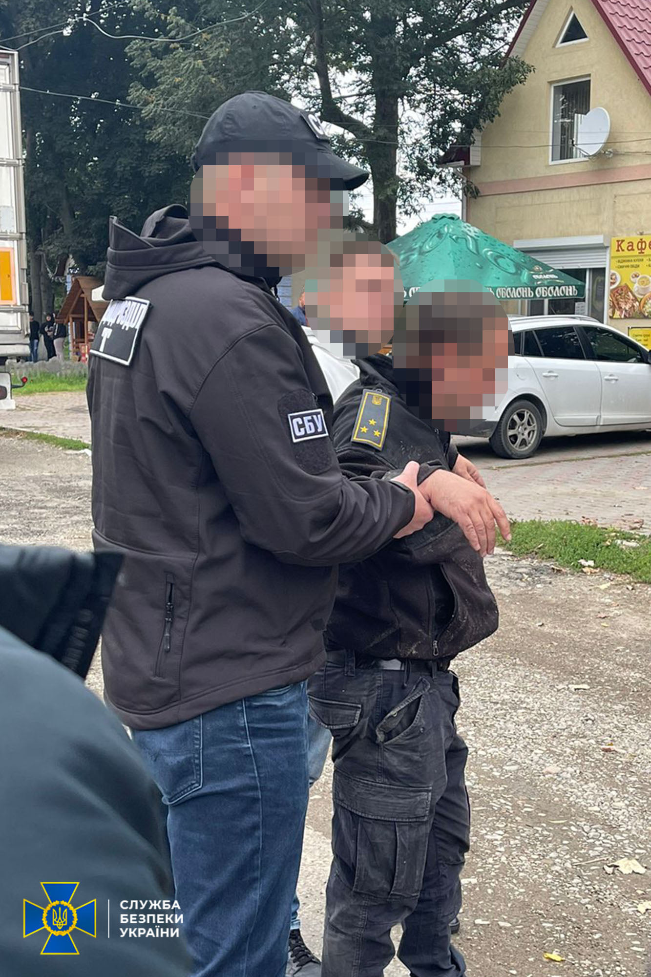 На Буковині затримали митника на хабарі: за 700 доларів обіцяв не перешкоджати в оформленні «євроблях»