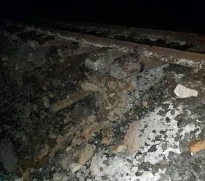 На залізничній колії поблизу Драниці, де буквально позавчора завершили роботи з відновлення полотна, знову зсув землі (ВІДЕО)