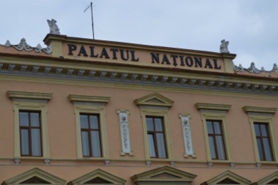 На фасаді Румунського дому в центрі Чернівців відновили історичний напис – фото