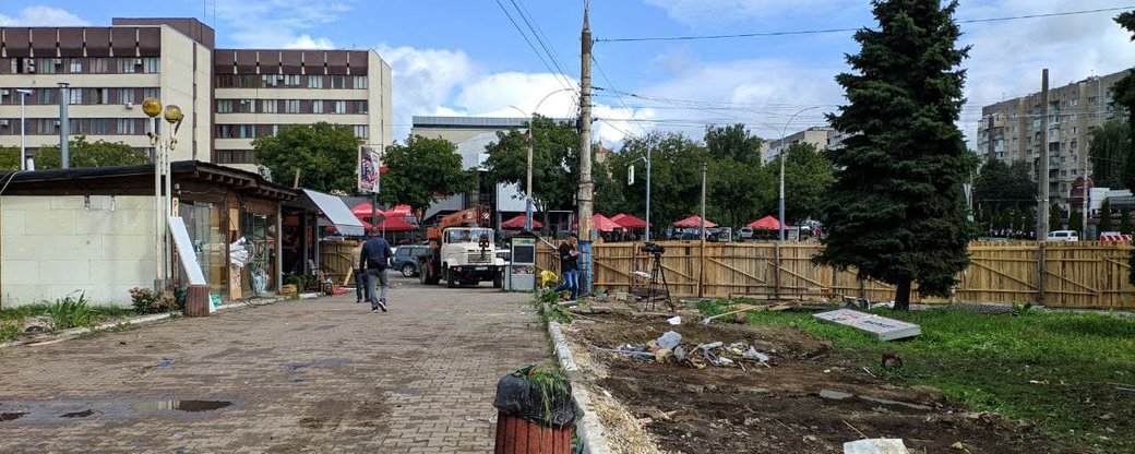 У Чернівцях через суд хочуть повернути кіоски біля готелю 'Турист'