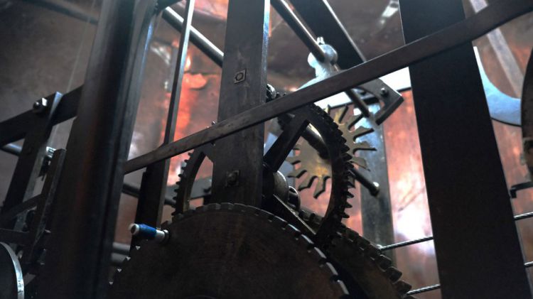 'Був дуже забруднений голубами': австрійський дзигарок вже понад 175 років відраховує час на чернівецькій  ратуші 