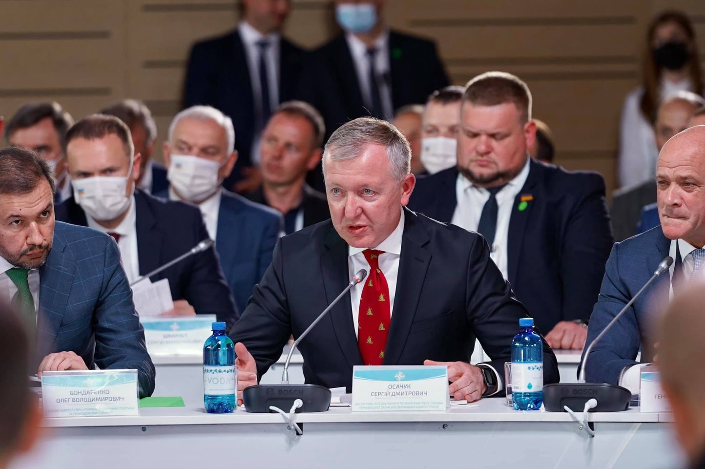 Оновлене приймальне відділення лікарні, реконструйовані школи, дитсадки і нові автобуси, заморожені тарифи, електронні послуги без папірців, реконструкція аеропорту «Чернівці», ремонт однієї з найдовших доріг і шляхів місцевого значення, регіональна співпраця з Австрією: не словом, а ділом Осачука