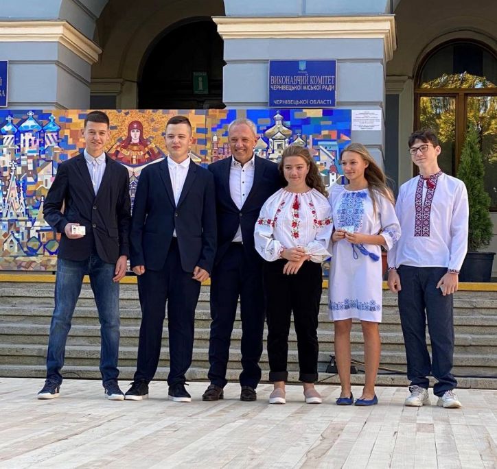 Міський голова Роман Клічук вручив перші паспорти чернівецьким школярам