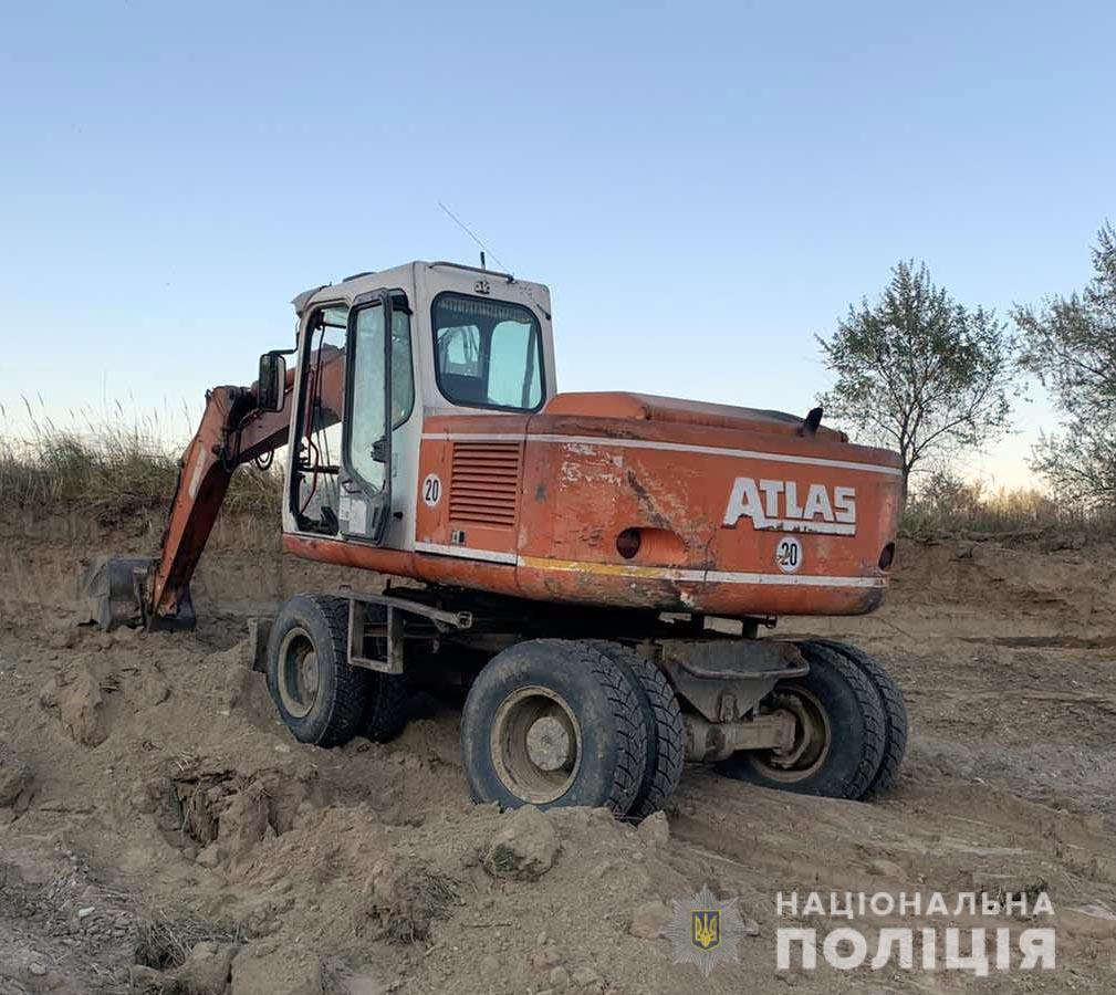 У селі Зелений Гай порушники підготували два колісних екскаватори і бульдозер, щоб красти гравій 