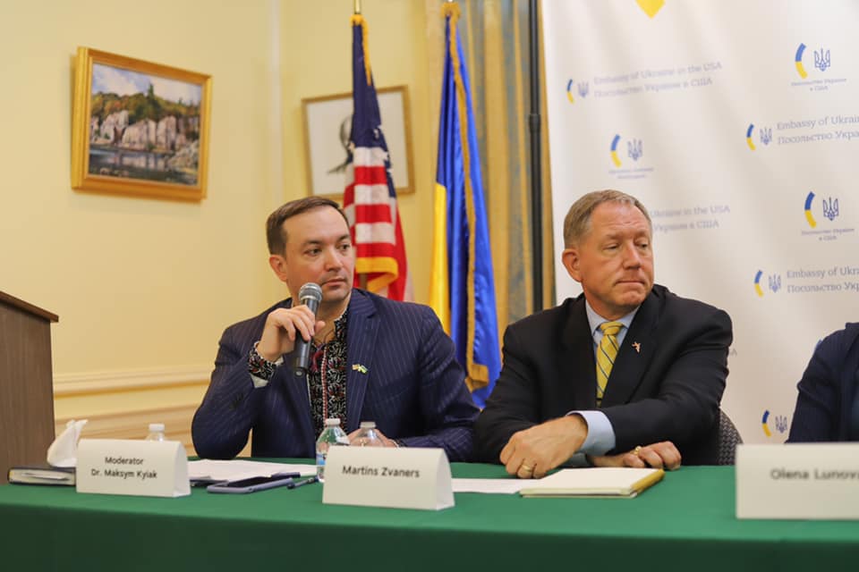 «Крим буде вільним». Чернівчанин Максим Кияк модерував правозахисний захід, що відбувся у приміщенні Посольства України в США 