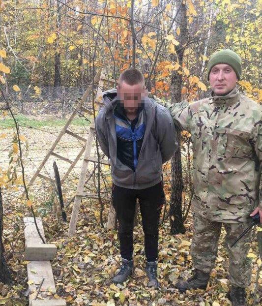  Буковинець намагався перелізти кордон по драбині 